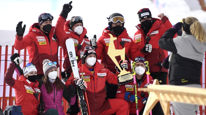 epa08961844 Winner Beat Feuz of Switzerland (C) celebrates with his team after the Men&#039;s Downhill race at the FIS Alpine Skiing World Cup in Kitzbuehel, Austria, 24 January 2021. EPA/CHRISTIAN BR ...