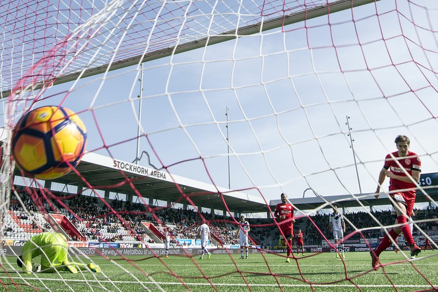 Thuns Simone Rapp, rechts, trifft gegen Luganos Torhueter Francesco Russo mittels Penalty zum 4:0 im Fussball Super League Spiel zwischen dem FC Thun und dem FC Lugano, am Sonntag, 12. Maerz 2017, in  ...