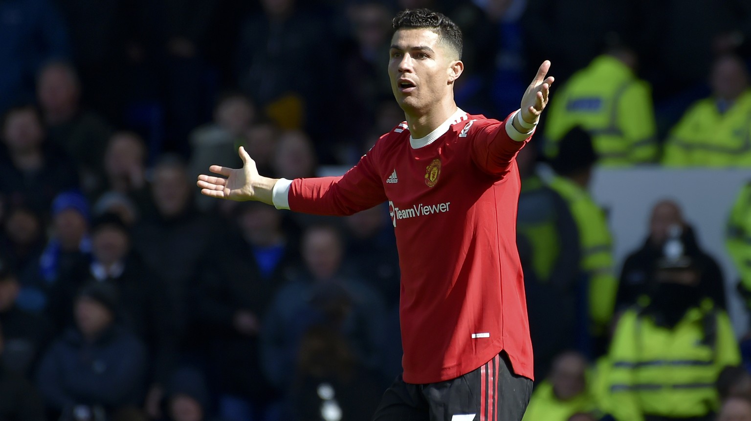 Manchester United&#039;s Cristiano Ronaldo gestures to the linesman during the Premier League soccer match between Everton and Manchester United at Goodison Park, in Liverpool, England, Saturday, Apri ...