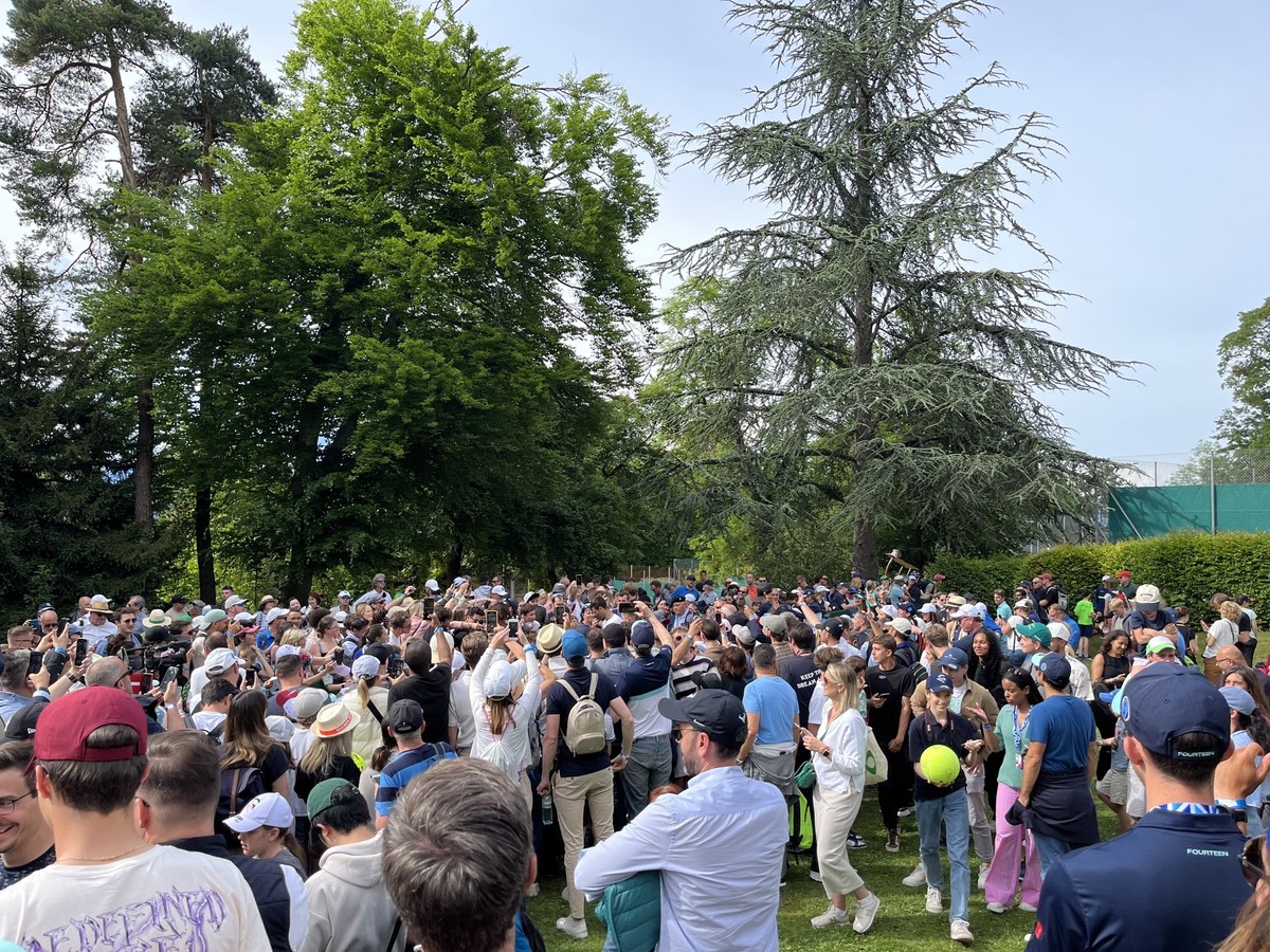 La foule qui entoure Novak Djokovic à la sortie de son entraînement, lundi à Genève.