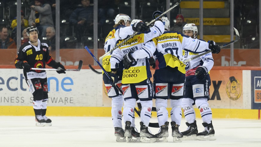 Ambri-Piottas Dario Buergler jubelt nach seinem Tor zum 1-0 mit seinem Teamkollegen, beim Eishockey Meisterschaftsspiel der National League zwischen dem SC Bern und dem HC Ambri-Piotta, am Mittwoch, 9 ...