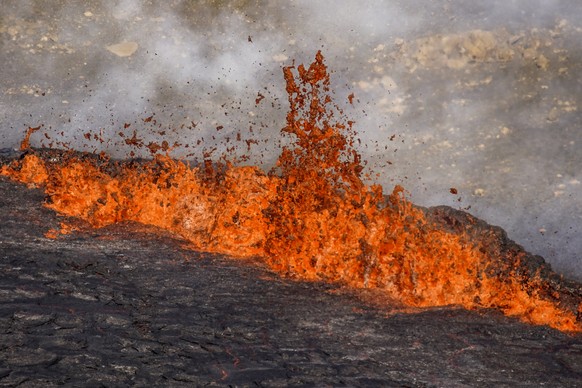 Nach nicht einmal einem Jahr Ruhe schiesst im Südwesten Islands wieder Lava aus der Erde.