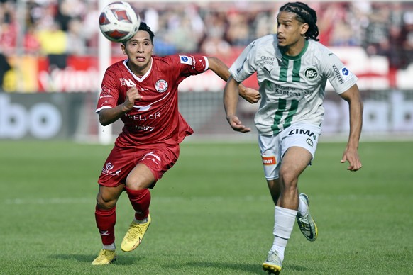 Der Winterthurer Randy Schneider, links, gegen den St. Galler Isaac Schmidt, rechts, beim Fussballspiel der Super League FC Winterthur gegen den FC St. Gallen im Stadion Schuetzenwiese in Winterthur a ...