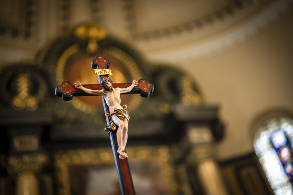 Eine Jesus Figur an einem Kreuz vor einem Altar aufgenommen anlaesslich einer Medienkonferenz zu einer Reputationsumfrage der Katholische Kirche des Kantons Zuerich, am Dienstag, 1. April 2025 in Zuer ...