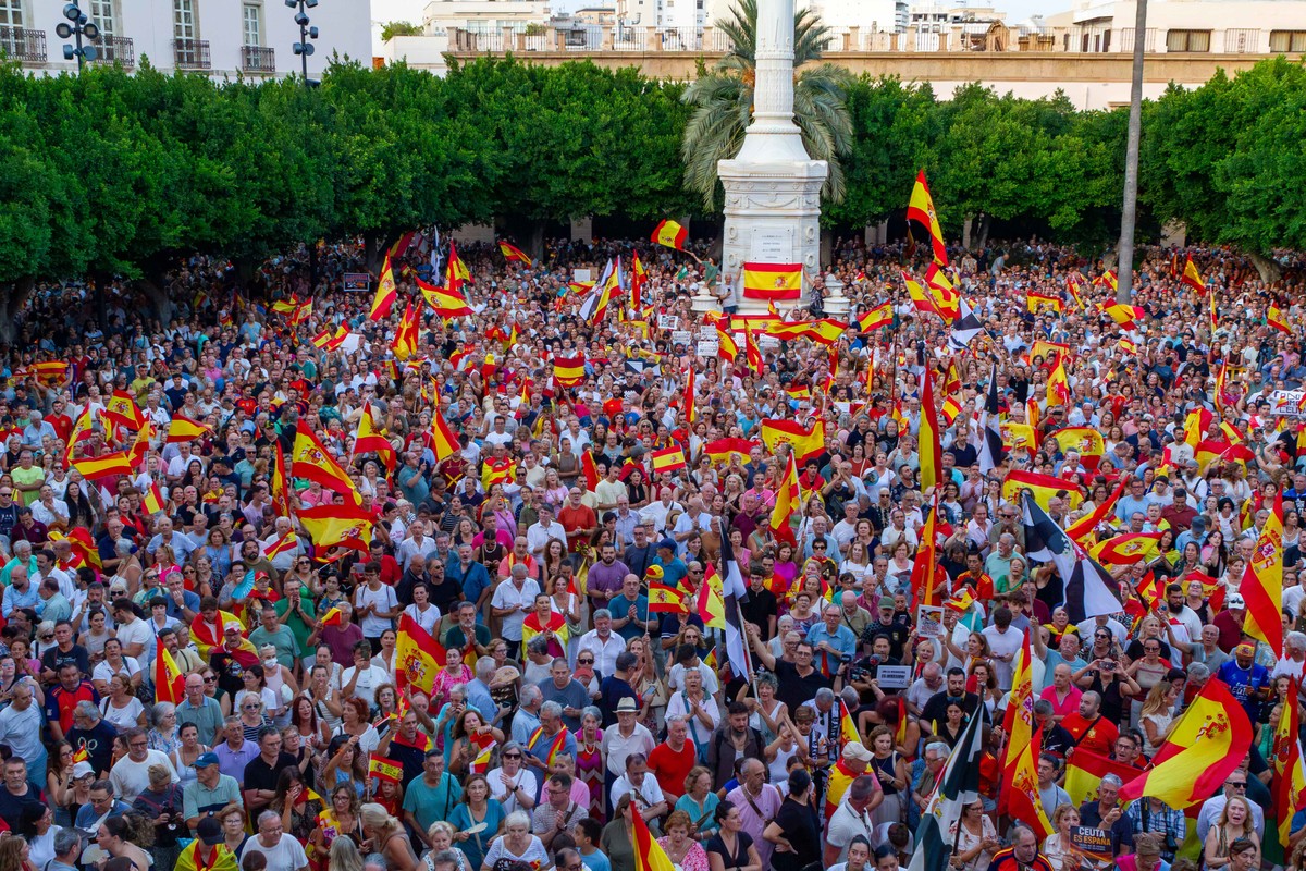 epa13207989 Hundreds of people attend a rally on the occasion of Ceuta Day in Almeria, Spain, 02 September 2026. Rallies have been called in front of town halls across Spain as the country faces a mig ...