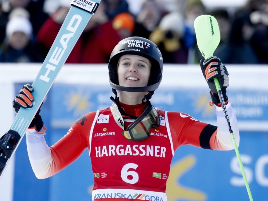 Camille Rast s'est offert son premier succès de la saison en slalom, mettant fin à une série de cinq victoires de rang de l'Américaine Mikaela Shiffrin.