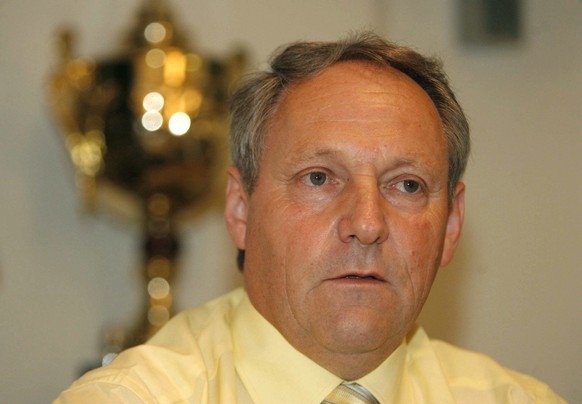 Fritz Haechler, Verwaltungsrat des FC Aarau, spricht anlaesslich einer Medienkonferenz zum Saisonstart des FC Aarau am Dienstag, 19. Juni 2007, im Stadion Brueggligeld in Aarau. (KEYSTONE/Urs Flueeler ...