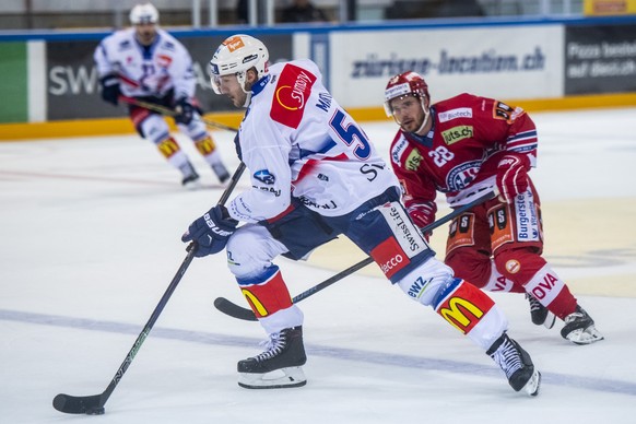 Zuerichs Christian Marti, links, gegen SC Rapperswil-Jona Lakers Jan Mosimann, rechts, im Eishockey Meisterschaftsspiel der National League zwischen den Rapperswil-Jona Lakers und den ZSC Lions, am Fr ...