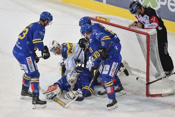 Ambris Jeff Taffe liegt auf Davos&#039; Goalie Gilles Senn, beim Eishockey-Qualifikationsspiel der National League A zwischen dem HC Davos und dem HC Ambri Piotta, am Sonntag, 24. September 2017, in d ...