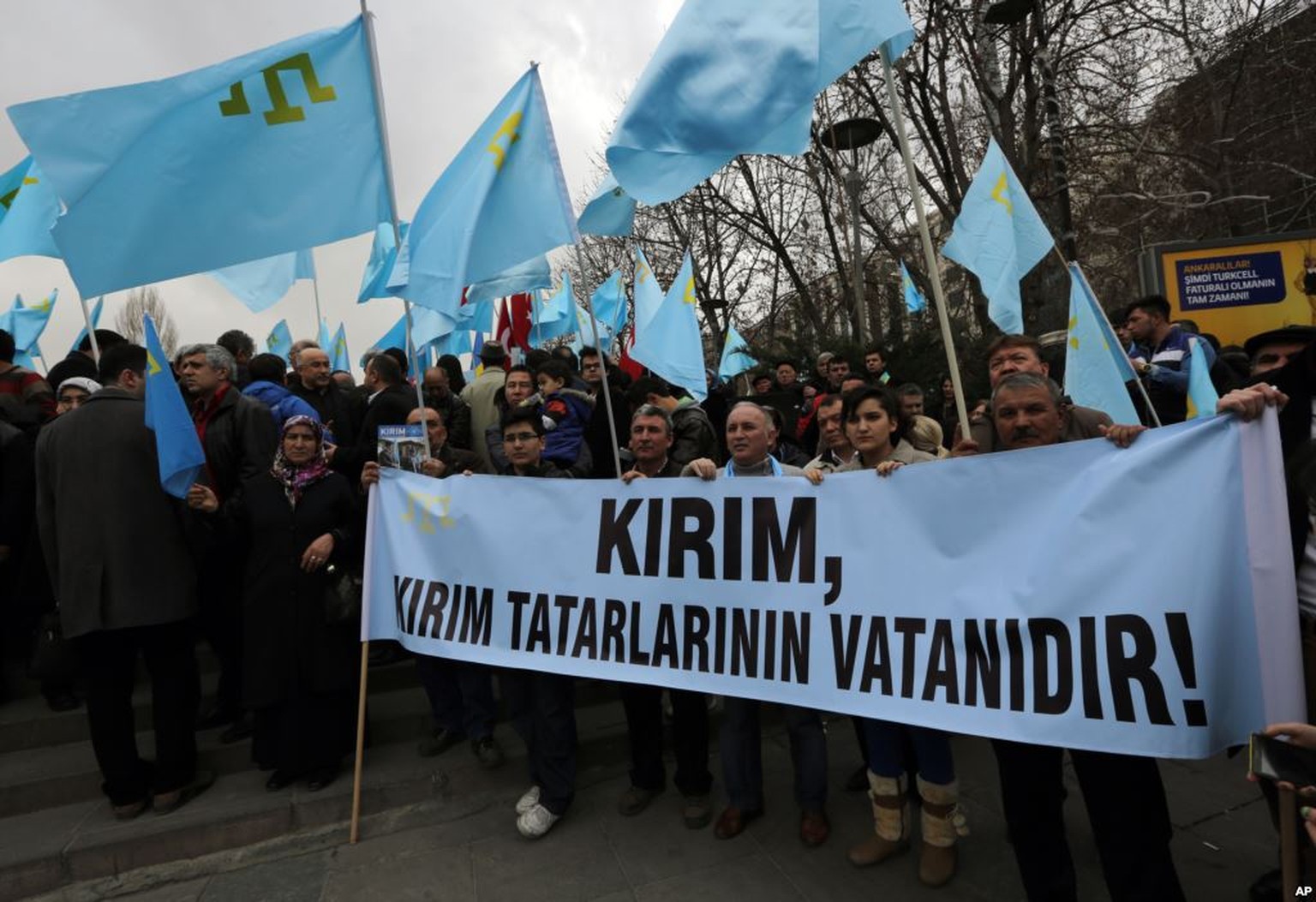 Demonstrierende Krimtataren schwenken ihre Flagge und zeigen ein Spruchband mit der Aufschrift «Die Krim ist das Heimatland der Krimtataren».&nbsp;