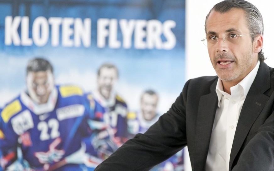 ARCHIV --- ZUR MELDUNG, DASS KANADISCHE INVESTOREN BEI KLOTEN UEBERNEHMEN, STELLEN WIR IHNEN FOLGENDES BILD ZUR VERFUEGUNG --- Kloten Flyers Investor Philippe Gaydoul spricht anlaesslich der Generalve ...