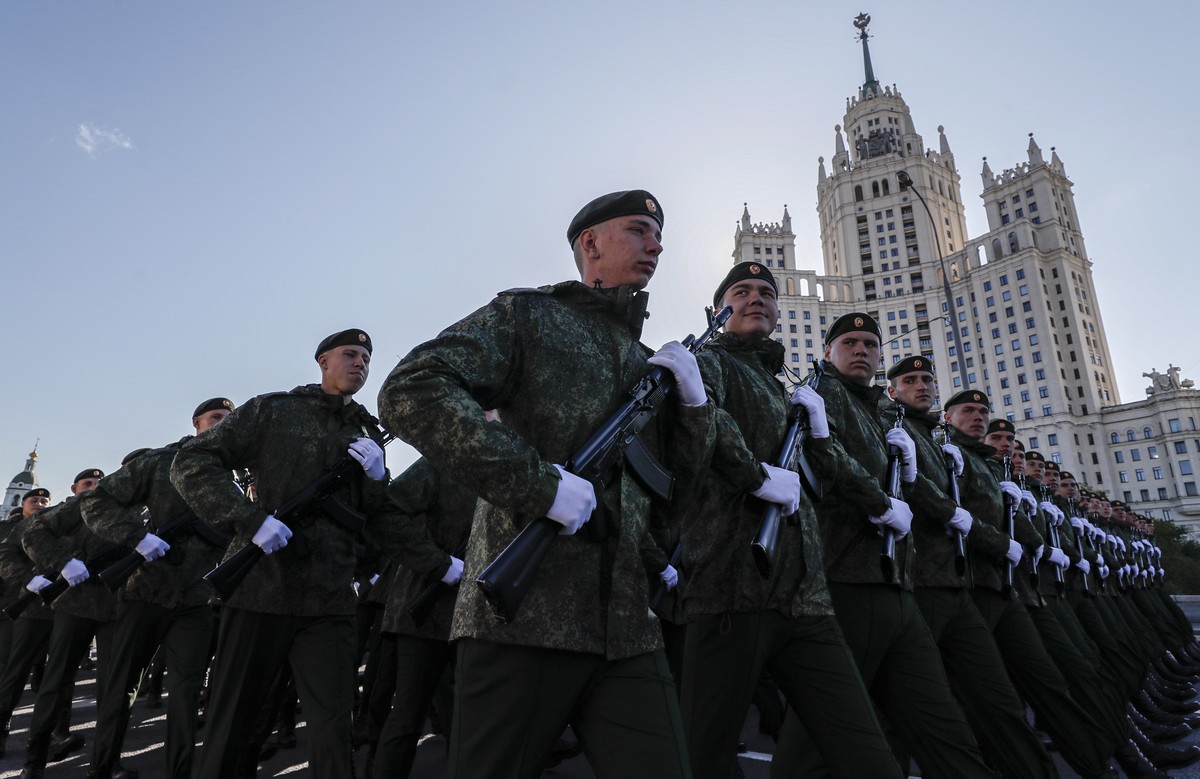 Des militaires russes participent à une répétition générale du défilé militaire du 9 mai.