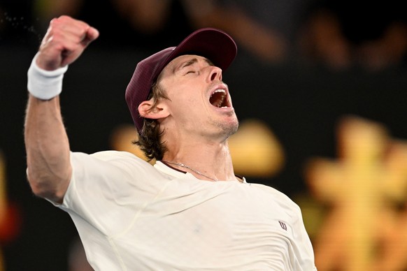 <p>Lokalmatador Alex de Minaur schreit seine Freude über das Weiterkommen in die 3. Runde in die Melbourner Nacht hinaus.</p>