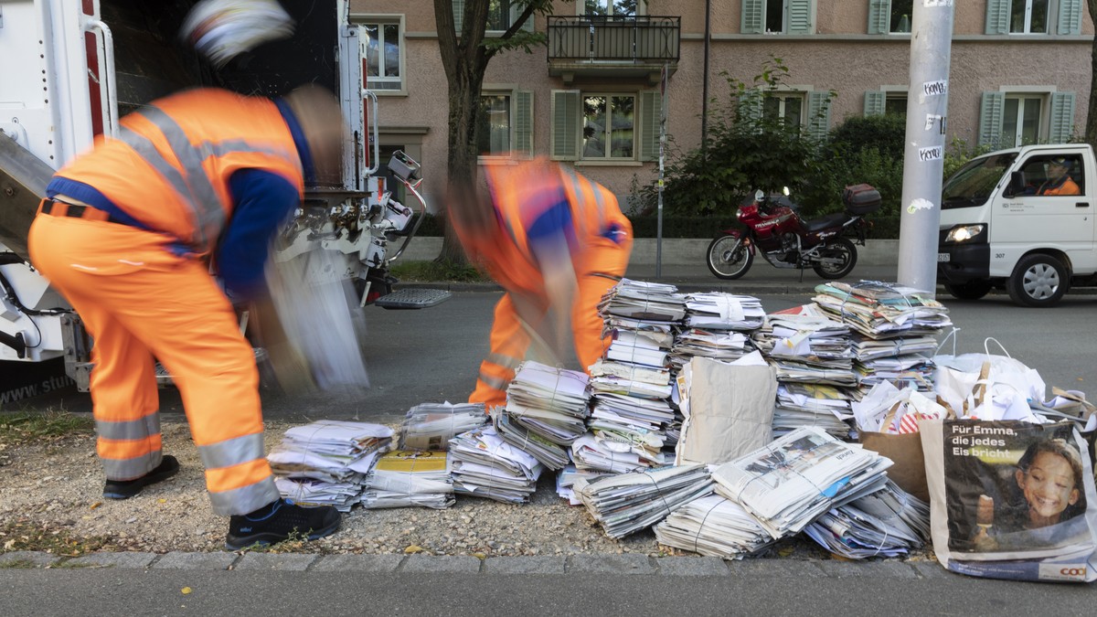 ZUR PAPIERSAMMLUNG DURCH DIE ENTSORGUNG + RECYCLING ZUERICH STELLEN WIR IHNEN HEUTE FOLGENDES NEUES BILDMATERIAL ZUR VERFUEGUNG --- Employees of Entsorgung + Recycling (disposal and recycling) of the ...