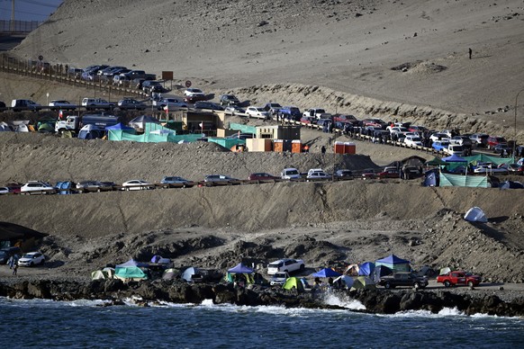 epa11550784 Workers from Minera Escondida camp strike outside Puerto Coloso, where the mining company&#039;s port facilities are located, in Antofagasta region, Chile, 15 August 2024. The strike by Un ...