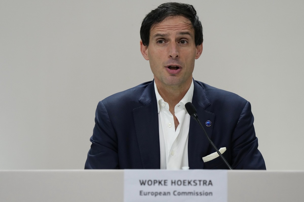 Wopke Hoekstra, EU climate commissioner, speaks during a news conference at the COP30 U.N. Climate Summit, Wednesday, Nov. 19, 2025, in Belem, Brazil. (AP Photo/Fernando Llano)