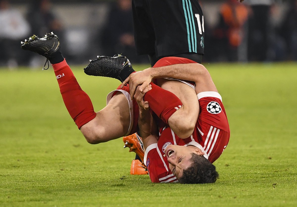 epa06692923 Bayern's Robert Lewandowski reacts in pain during the UEFA Champions League semi final, first leg soccer match between Bayern Munich and Real Madrid at the Allianz Arena in Munich, Ge ...
