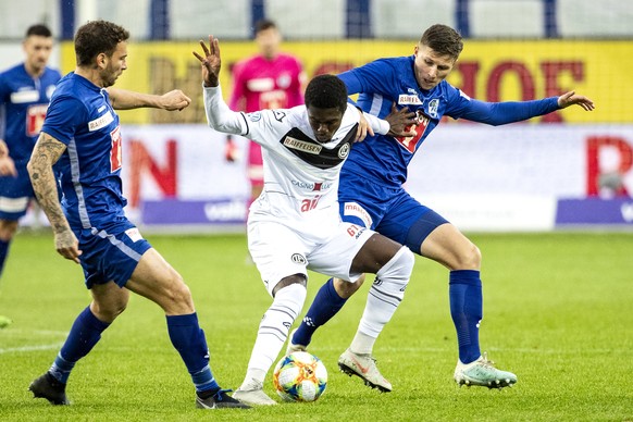 Luzerns Francesco Margiotta, Luganos Eloge Yao und Luzerns Idriz Voca, von links, im Super League Spiel zwischen dem FC Luzern und dem FC Lugano, am Sonntag, 3. November 2019 in der Swisspor Arena in  ...