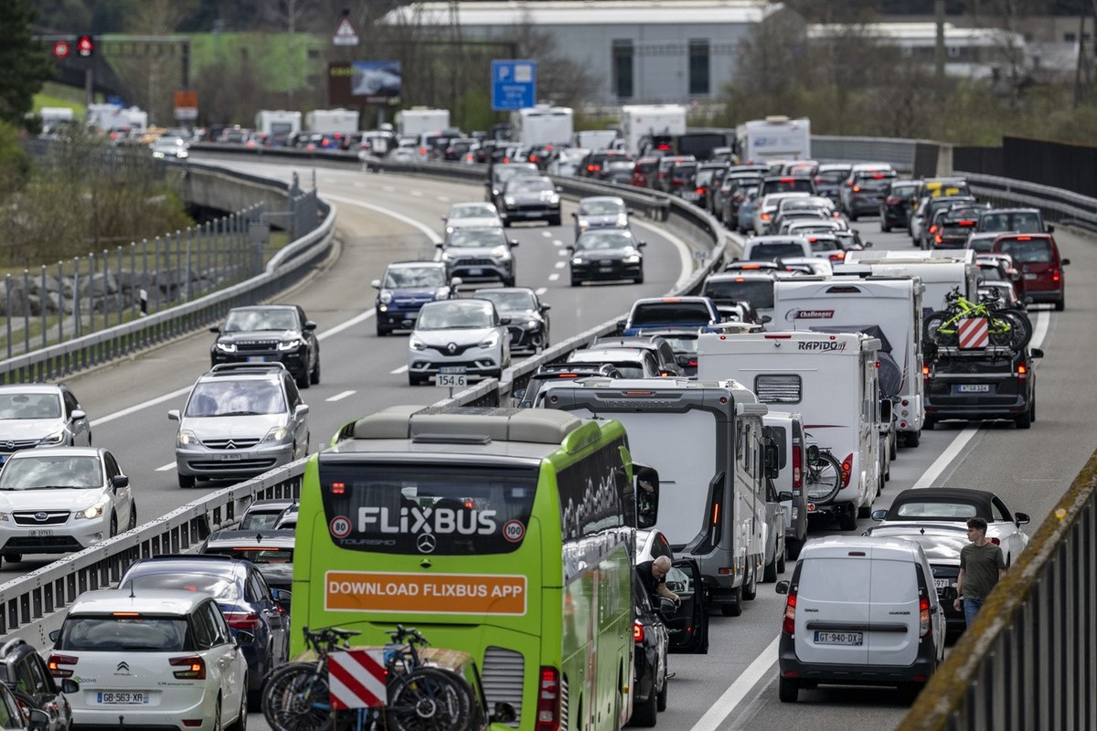 Der Oster Reiseverkehr auf der Autobahn A-2 vor dem Gotthardtunnel zwischen Goeschenen und Erstfeld in Richtung sueden staut sich bei Erstfeld auf mehrere Kilometer laenge, am Freitag, 29. Maerz 2024. ...