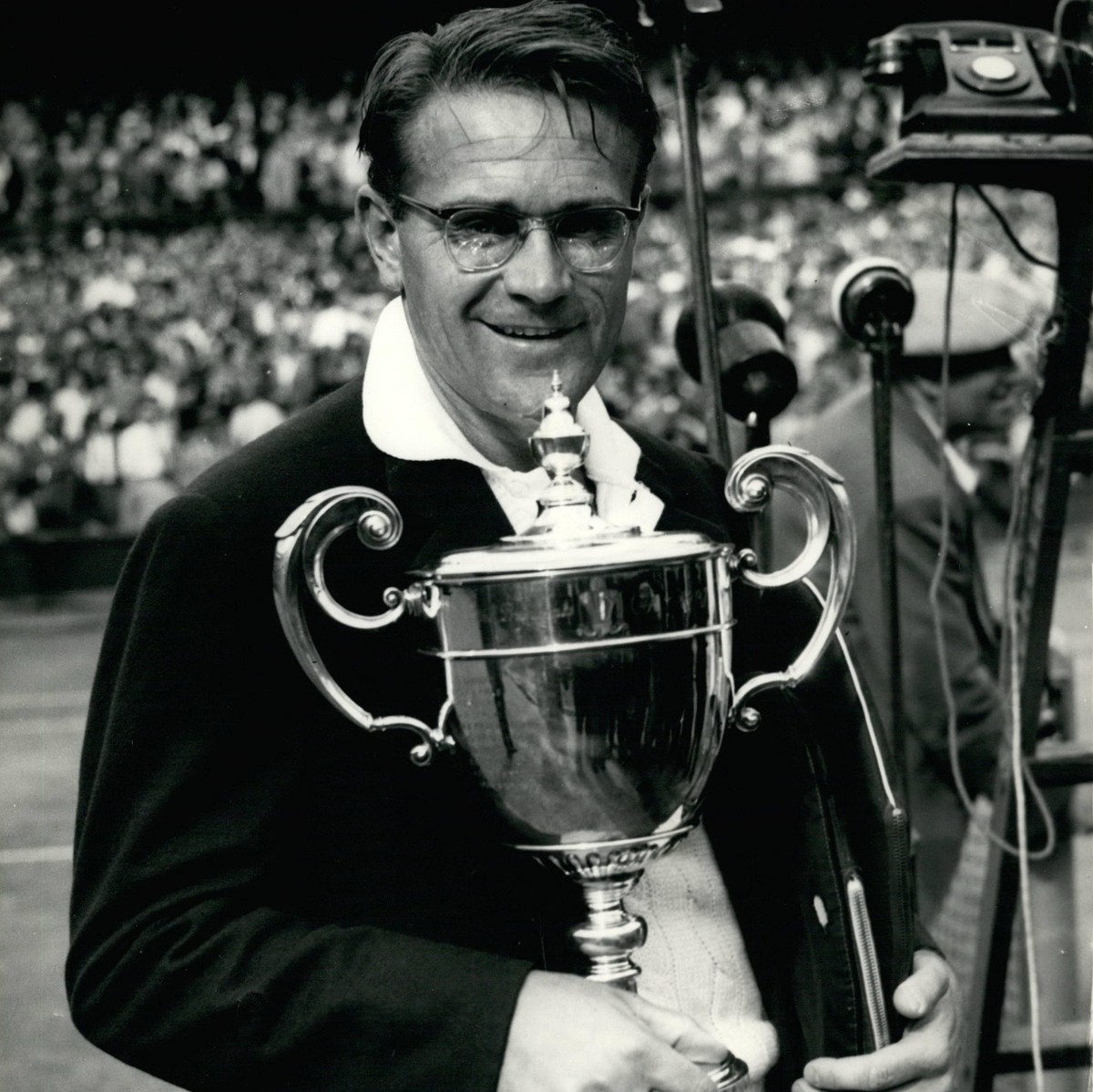 IMAGO / ZUMA Press/Keystone
Jul. 07, 1954 - Drobny wins men s singles from Rosewall at Wimbledon. the champion with the cup. photo shows Jaroslav Dronby with the cup after receiving it from the Duche ...
