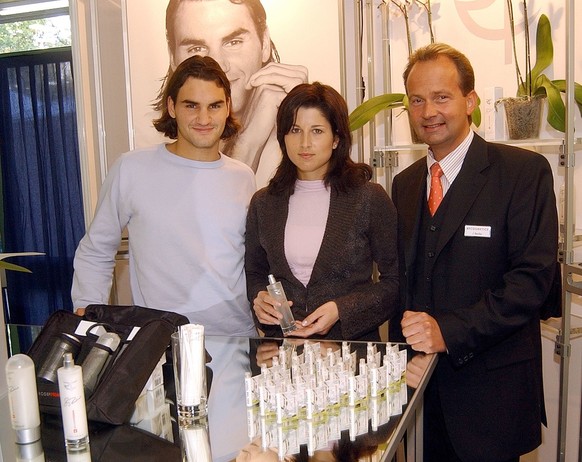 Basel, 22.10.2003, Roger Federer mit Freundin Miroslava Vavrinec und Joachim Benke CEO der RF Cosmetics posieren mit dem neuen Parfuem. � Valeriano Di Domenico/EQ Images (KEYSTONE/EQ IMAGES/Valeriano  ...