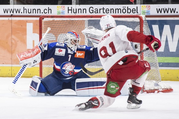 Lausannes Joel Vermin, rechts, trifft zum 2:1 Tor gegen Zuerichs Torhueter Niklas Schlegel, links, im Eishockeyspiel der National League zwischen den ZSC Lions und dem Lausanne HC am Dienstag, 29. Jan ...