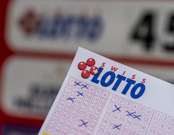 Ein Lottostand im Dorfzentrum von Stans informiert ueber die Hauptgewinnsumme im Swiss Lotto von Swisslos, bei welchem fuer die Ausgabe vom Samstag, 10. Februar 2024 gute 45,3 Millionen Schweizer Fran ...