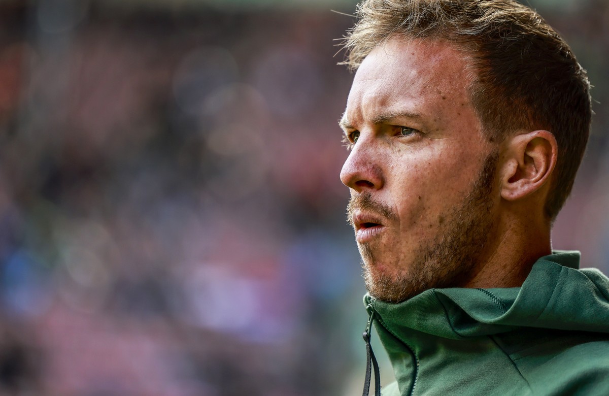 epa10190189 Munich's head coach Julian Nagelsmann arrives to the pitch before the German Bundesliga soccer match between FC Augsburg and FC Bayern Munich in Augsburg, Germany, 17 September 2022.  ...
