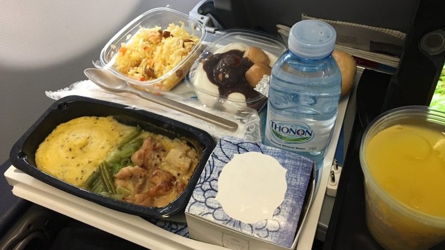 klm economy class essen food flug fliegen https://www.businesstraveller.com/tried-and-tested/klm-economy-class-a330-300/