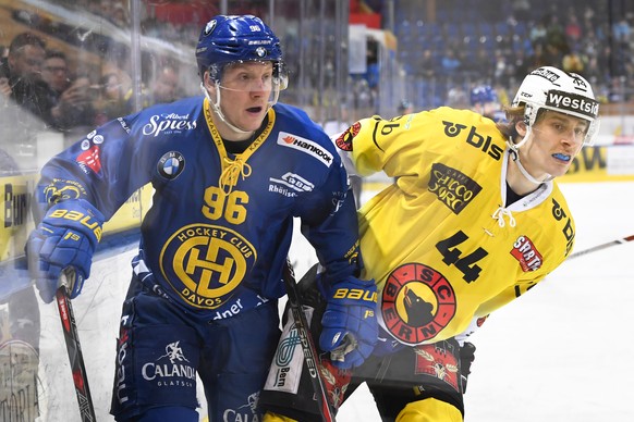 Davos&#039; Chris Egli, links, gegen Bern&#039;s Andre Heim, beim Eishockey-Qualifikationsspiel der National League A zwischen dem HC Davos und dem SC Bern, am Dienstag, 19. Februar 2019, in der Vaill ...