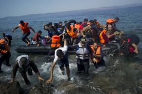 Die Flüchtlinge kommen eng zusammengepfercht auf Schlauchbooten an.&nbsp;