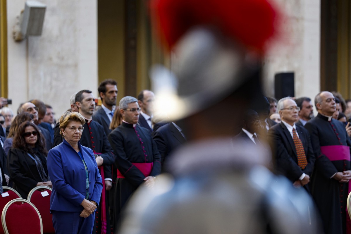 epa11322338 Switzerland's federal president Viola Amherd (L) attends the Papal Swiss Guards' swearing-in ceremony at the San Damaso Courtyard in Vatican City, 06 May 2024. Pope Francis recei ...