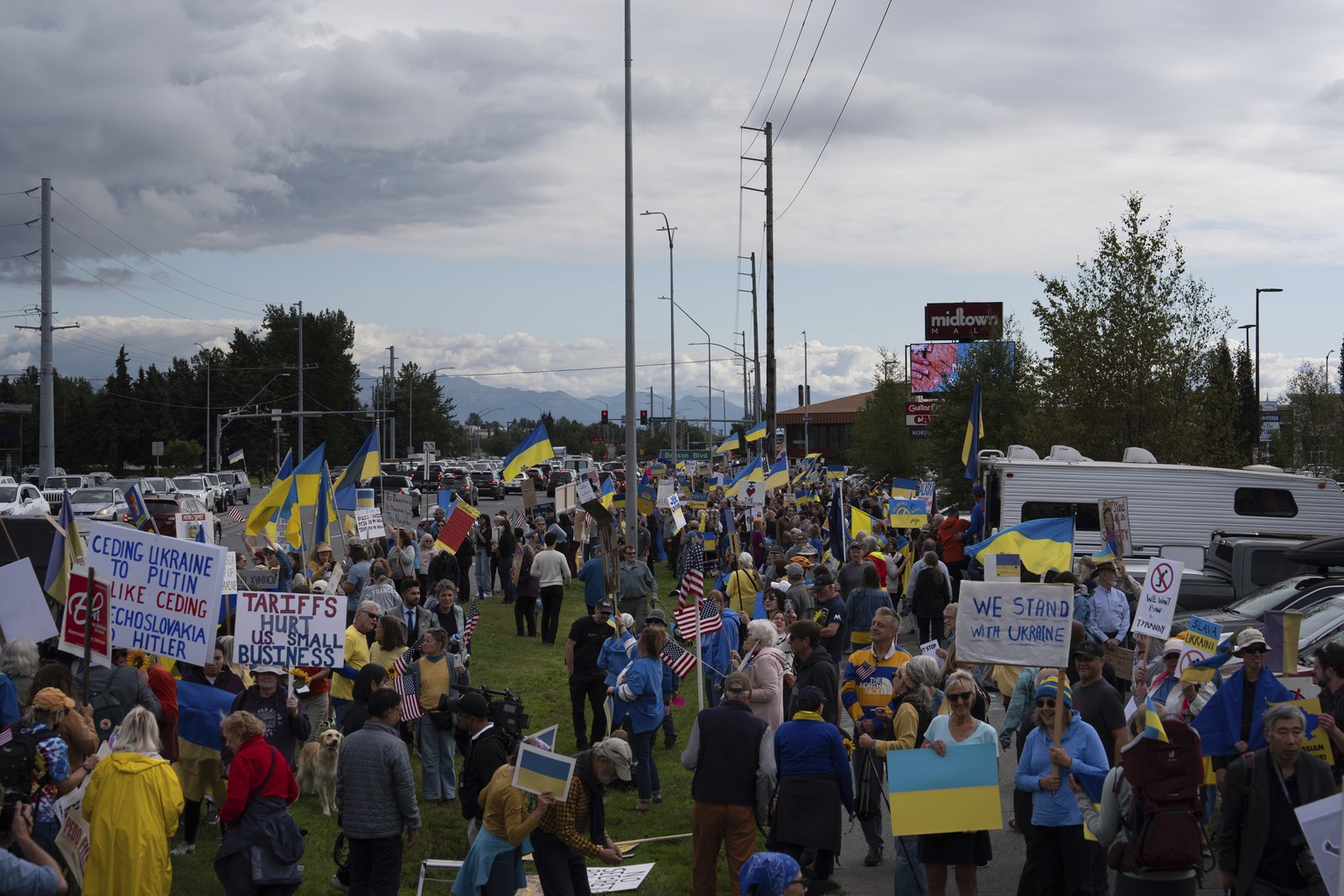 People gather outside a shopping mall to protest in Anchorage, Alaska, Thursday, Aug. 14, 2025, ahead of a meeting between President Donald Trump and Russian President Vladimir Putin. (AP Photo/Jae C. ...