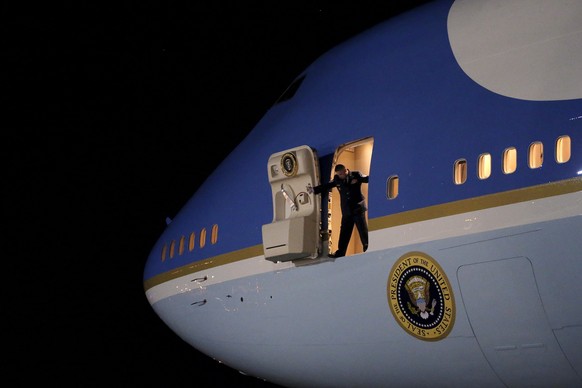 An Air Force officer opens the door of Air Force One as U.S. President Barack Obama arrives at Joint Base Andrews from New Jersey and New York, in Maryland November 2, 2015. REUTERS/Carlos Barria/File ...