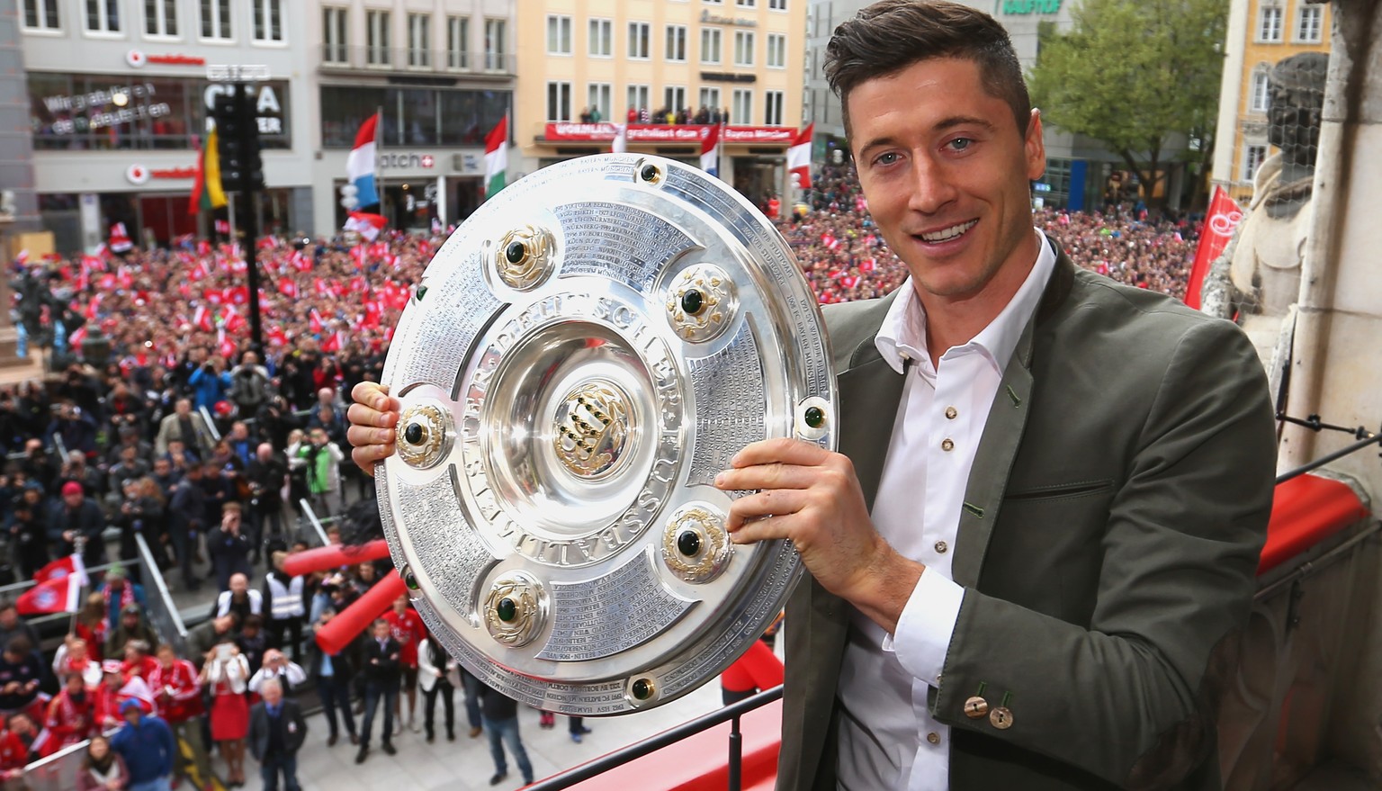 Trotz Titel und Toren ist Robert Lewandowski bei den Bayern scheinbar nicht so recht zufrieden.