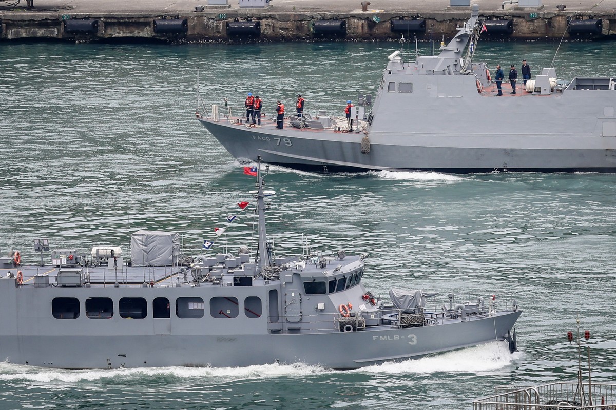 epa12004277 A Taiwan Navy Kuang Hua VI-class missile boat (top) and a Min Jiang-class minelayer boat patrol along Keelung harbor, in Keelung City, Taiwan, 02 April 2025. On 02 April, the joint exercis ...