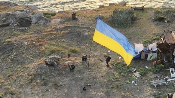 Soldaten der Timur-Einheit hissen die ukrainische Flagge auf der Krim.