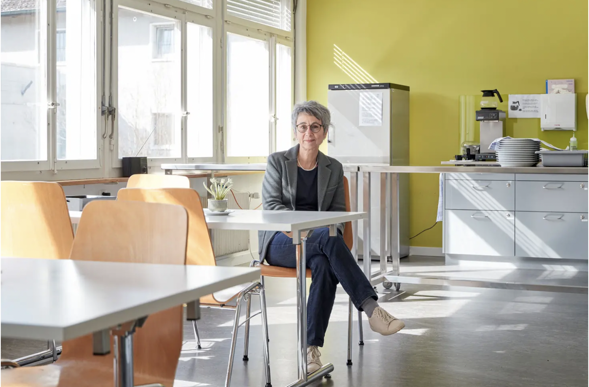 Annette Keller, la directrice de la prison pour femmes de Hindelbank dans le réfectoire