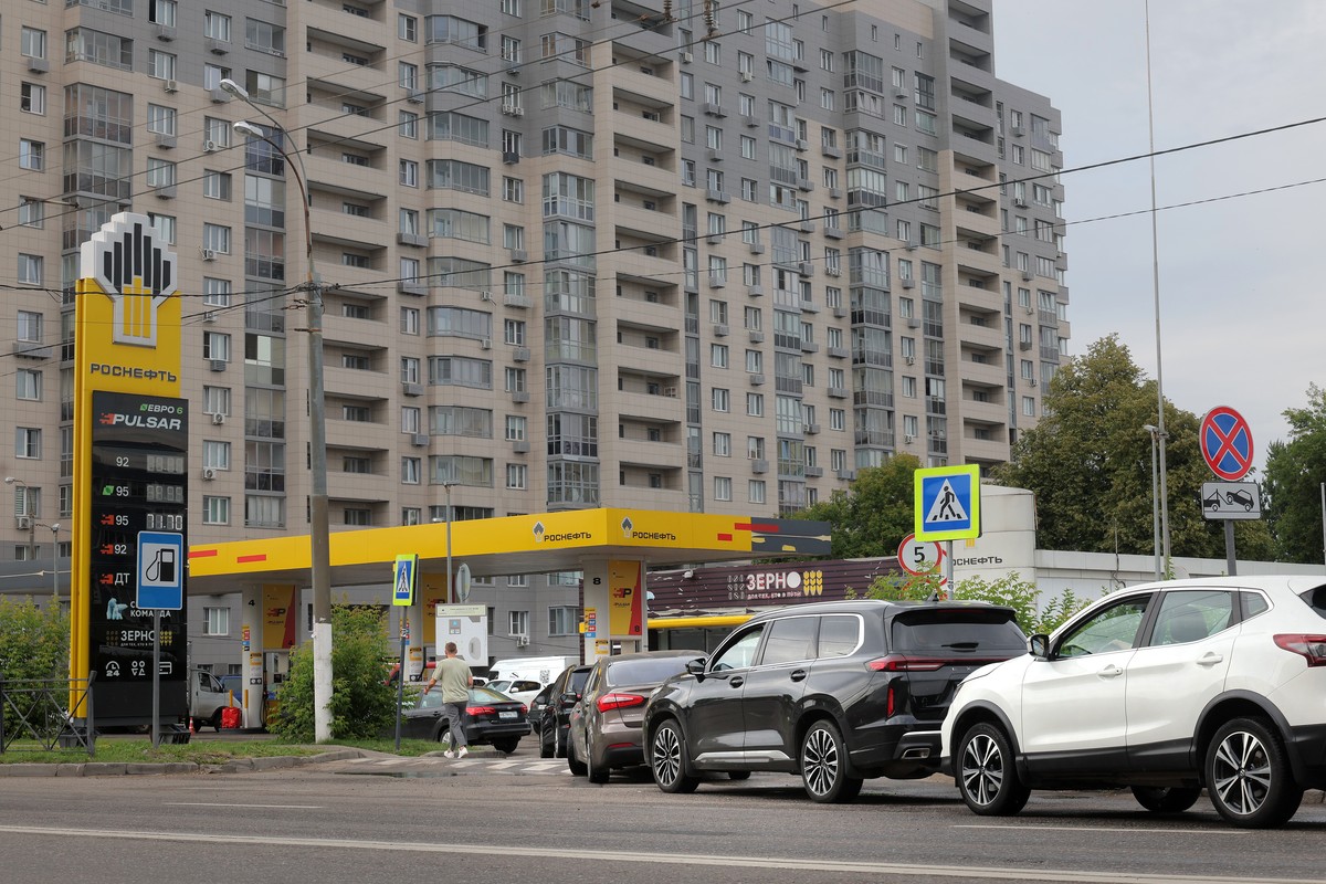 epa13072882 Cars line up at a Rosneft gas station outside Moscow, Russia, 29 June 2026. Russian President Vladimir Putin stated the need to take systemic measures to stabilize the fuel market during a ...