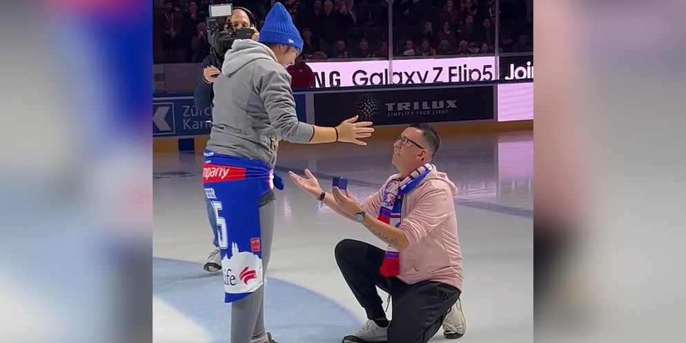 Beim Spiel zwischen den ZSC Lions und dem SC Bern kam es während der Pause zu einem emotionalen Highlight auf dem Eis: Ronny fiel für seine langjährige Freundin Joana auf die Knie.