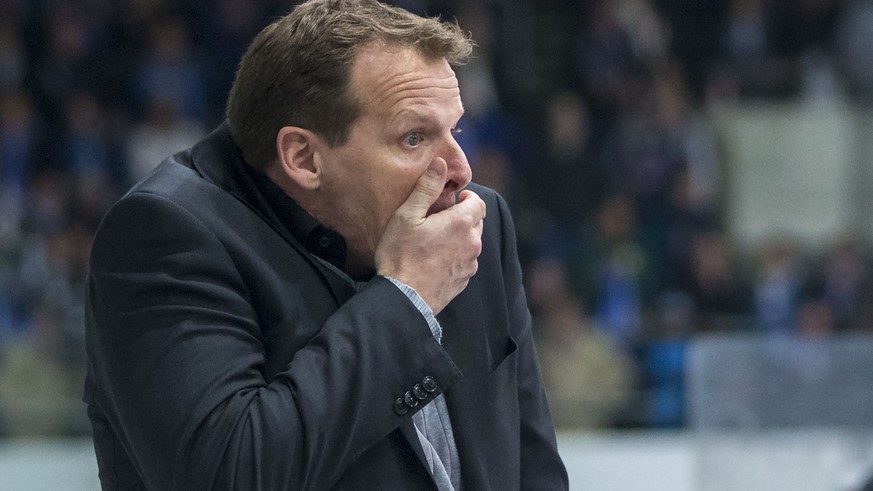 EHC Kloten Cheftrainer Kevin Schlaepfer gestikuliert zum Schiedsrichter im vierten Eishockey Spiel des Playout-Final der National League zwischen dem EHC Kloten und dem HC Ambri-Piotta am Montag, 2. A ...