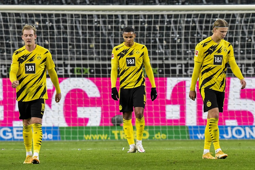 Hängende Köpfe bei den Dortmundern Brandt, Akanji und Haaland (von links).