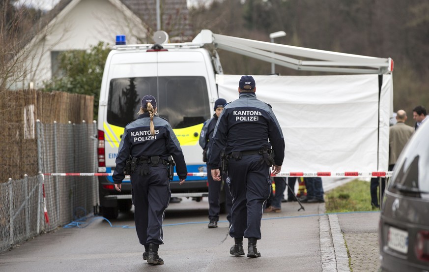 ZUM PROZESSBEGINN DES VIERFACHMORDES IN RUPPERSWIL STELLEN WIR IHNEN AM DONNERSTAG, 8. MAERZ 2018, FOLGENDES BILDMATERIAL ZUR VERFUEGUNG - Polizisten unterwegs auf der Lenzhardstrasse in Rupperswil AG ...