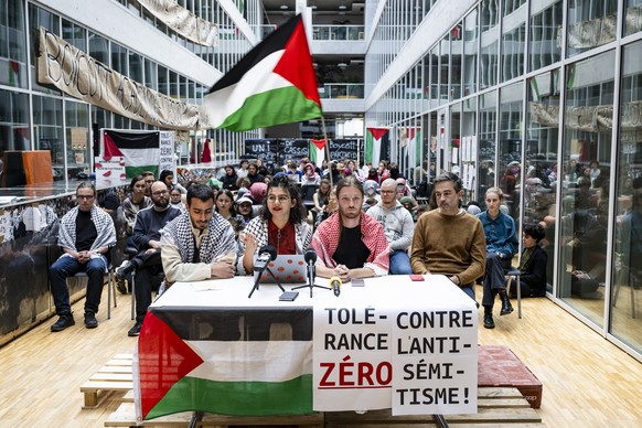 Trois etudiants et Olivier Fillieule, Professeur de sociologie politique a l&#039;Universite de Lausanne, de gauche a droite, parlent lors d&#039;une conference de presse lors d&#039;une occupation pa ...