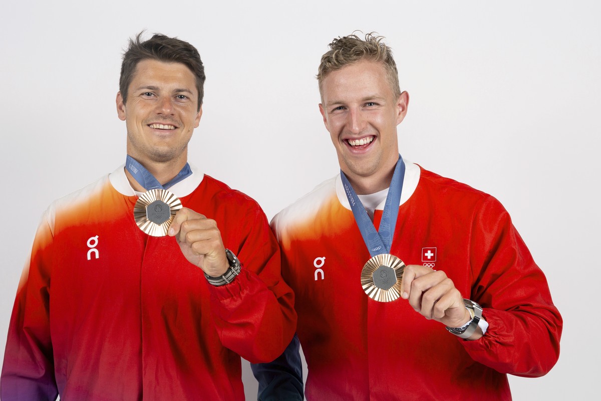 Switzerland's men's pair rowing bronze medalists Andrin Gulich, right and Roman Roeoesli pose during a photo session at the Champions Park, at the Trocadero, Tuesday, Aug. 6, 2024, in Paris, ...
