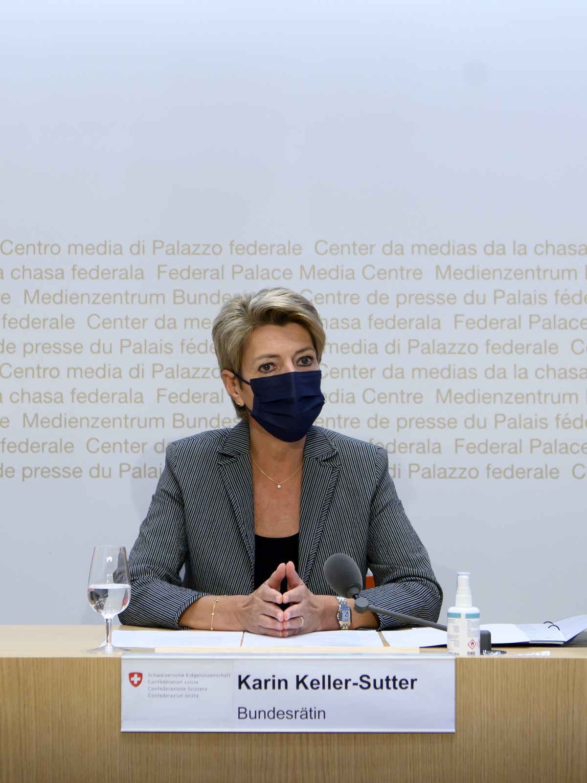 Bundesraetin Karin Keller-Sutter waehrend einer Medienkonferenz zur Volksabstimmung vom 26. September 2021 ueber die Ehe fuer alle, am Dienstag, 22. Juni 2021, in Bern. (KEYSTONE/Anthony Anex)
