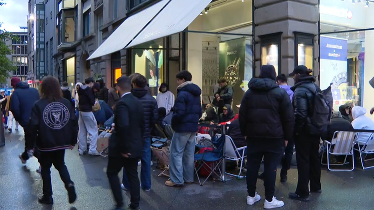 Fans verbringen für die neue Swatch die Nacht in der Zürcher Bahnhofstrasse