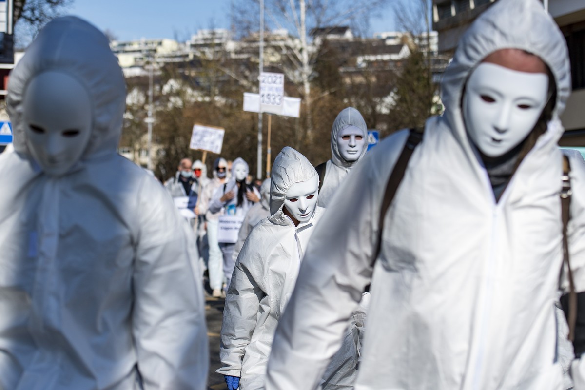 Mehrere hundert Personen demonstrieren an einer Kundgebung des Vereins "Stiller Protest" gegen die Einschraenkungen und Massnahmen des Bundes waehrend der Corona-Pandemie, am Samstag, 20. Fe ...
