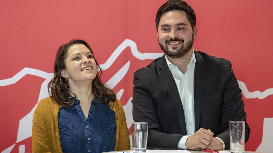 Die Kandidaten fuer die SP Praesidentschaftswahlen, Cedric Wermuth, rechts, und Mattea Meyer, links, anlaesslich des Parteitag der SP Luzern vom Samstag, 8. Februar 2020 im Pfareiheim in Hitzkirch. (K ...