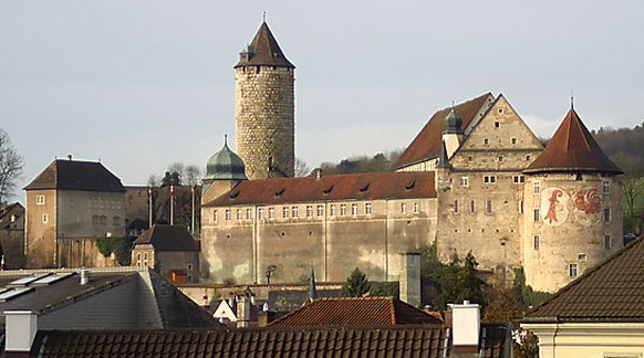 Das mittelalterliche Schloss ist das dominierende Wahrzeichen Pruntruts, dem Zentrum der Ajoie. Es war während fast 300 Jahren der Sitz des Fürstbischofs von Basel.